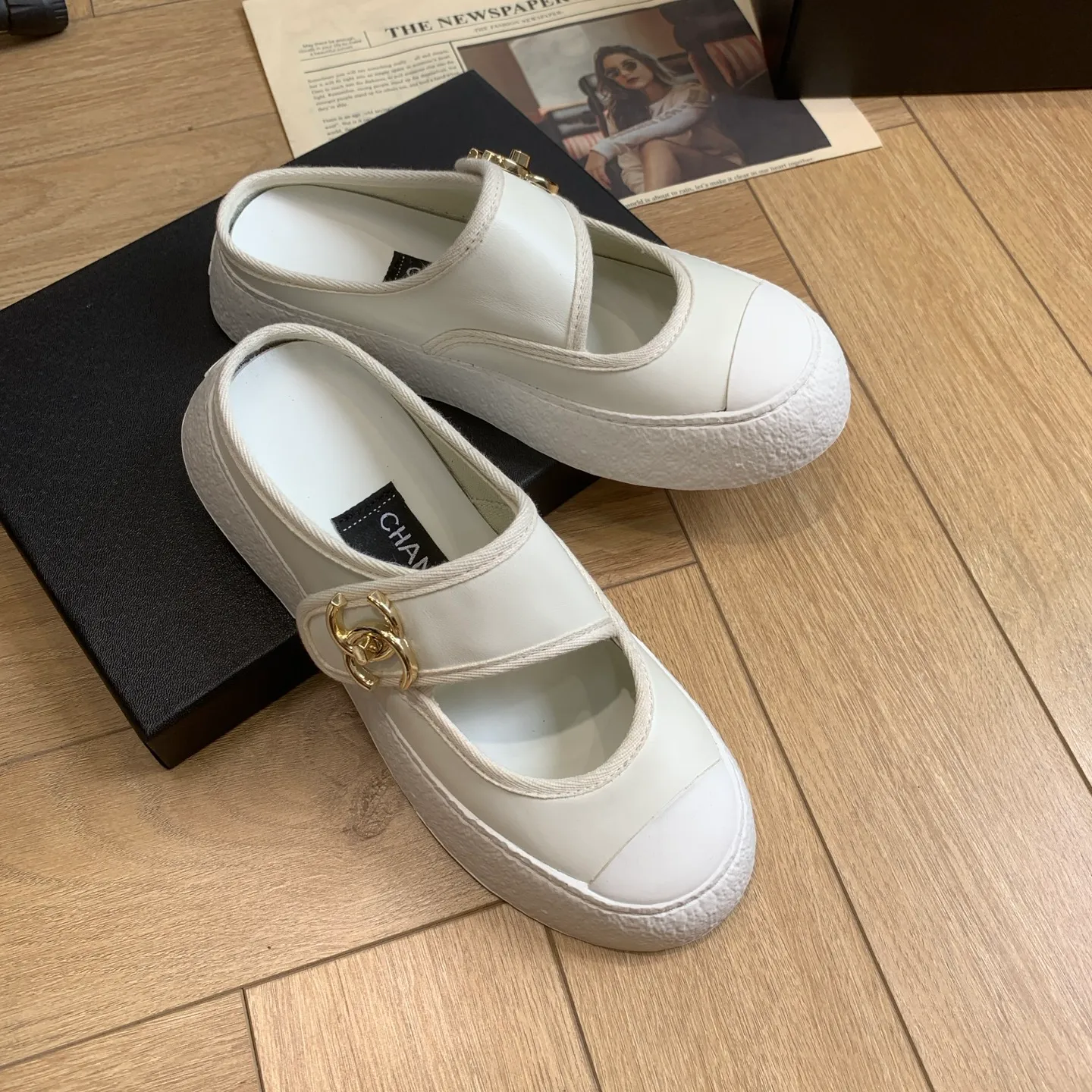 👟👟Ex-factory price 540👟👟 🍀Chanel Chanel 24P Xiaoxiang's latest hot style big-toe shoes, doll shoes, casual sports shoes, white shoes, loafers Xiaoxiang's big-toe shoes this season are cool and cute. The toe and lace surface are eye-catching. The sense of elegance in casual is overwhelming. The classic design with metal round buckle is particularly eye-catching. The flat design is extremely comfortable. Daily matching, a must-have tool for looking cool when going out on the street. Fabric: original lambskin. Lining: original cloth. Foot pads: sheepskin. Sole: original molded non-slip TPU outsole. Bottom thickness: 3.5CM. Size: 35-41 (40 41 customized) 👉